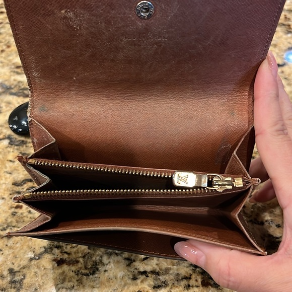 Authentic Louis Vuitton small wallet - Picture 3 of 12